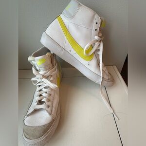 Nike Blazer Mid ‘77 White /Lemon  Venom Woman’s Mid-Top Sneakers size 10.5